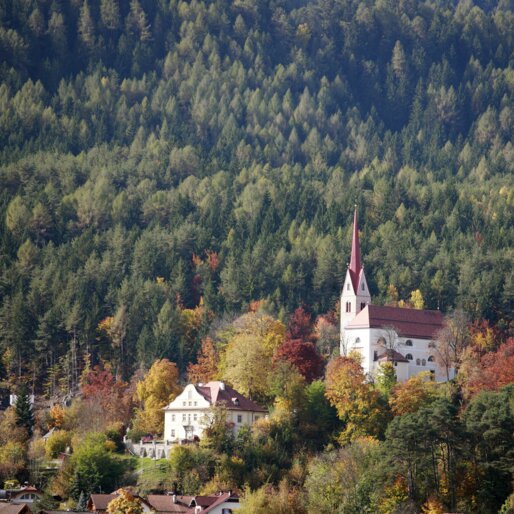 La collina della chiesa di Casteldarne in autunno | © Gruber Albert