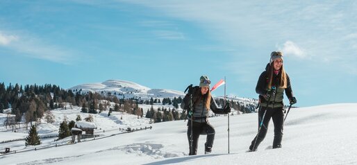 Two snowshoe hikers | © HERB- Media vGmbH