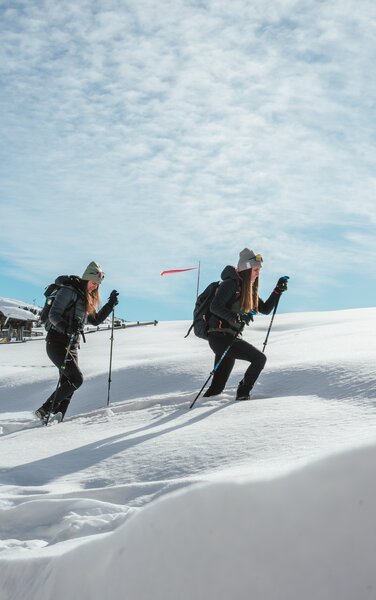 Two snowshoe hikers in the snow | © HERB- Media vGmbH