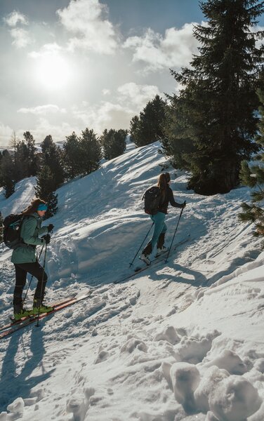 Zwei Skitourer im Schnee | © HERB- Media vGmbH