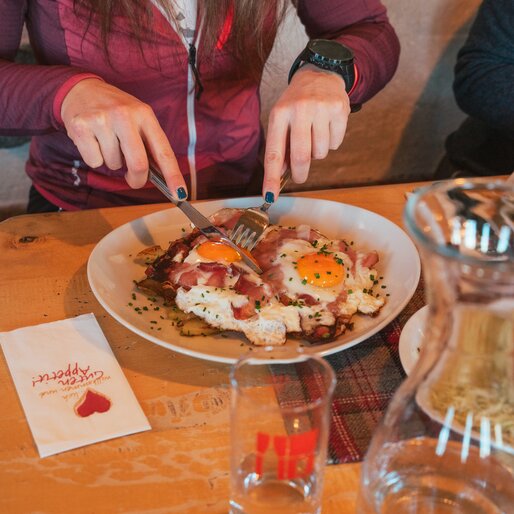 Fried egg with bacon and potatoes | © HERB- MediavGmbH