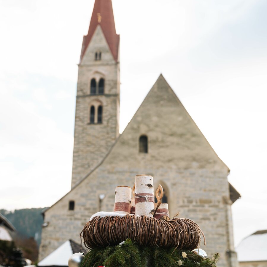 Church with Advent wreath | © HERB- mediavGmbH