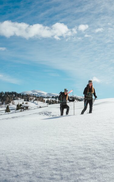 2 Freundinen im Schnee | © HERB- MediavGmbH