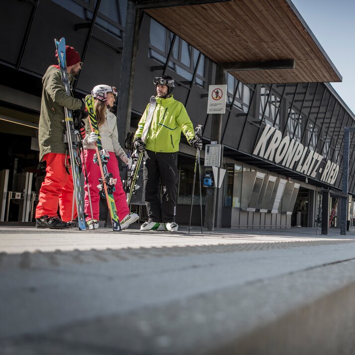 Skier at the train | © Manuel Kottersteger