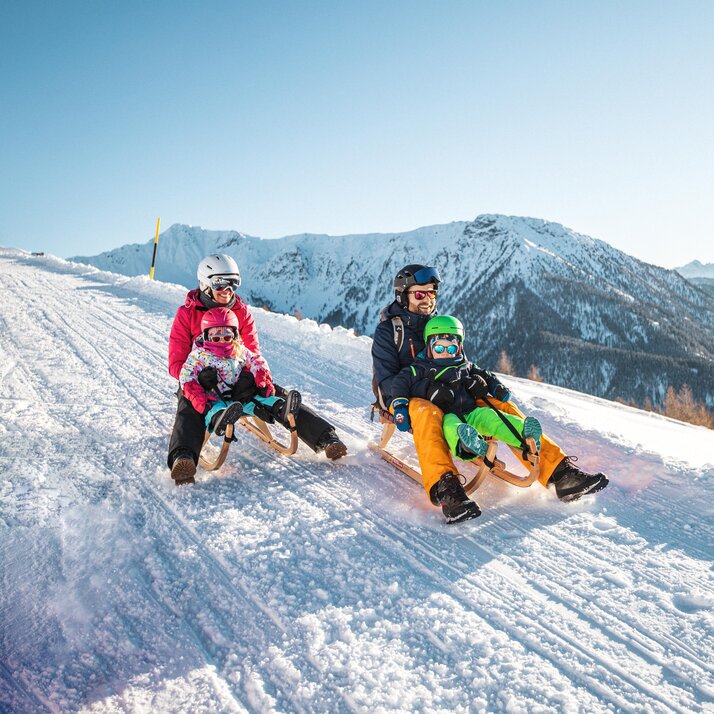 Family tobogganing | © RAW MEDIA